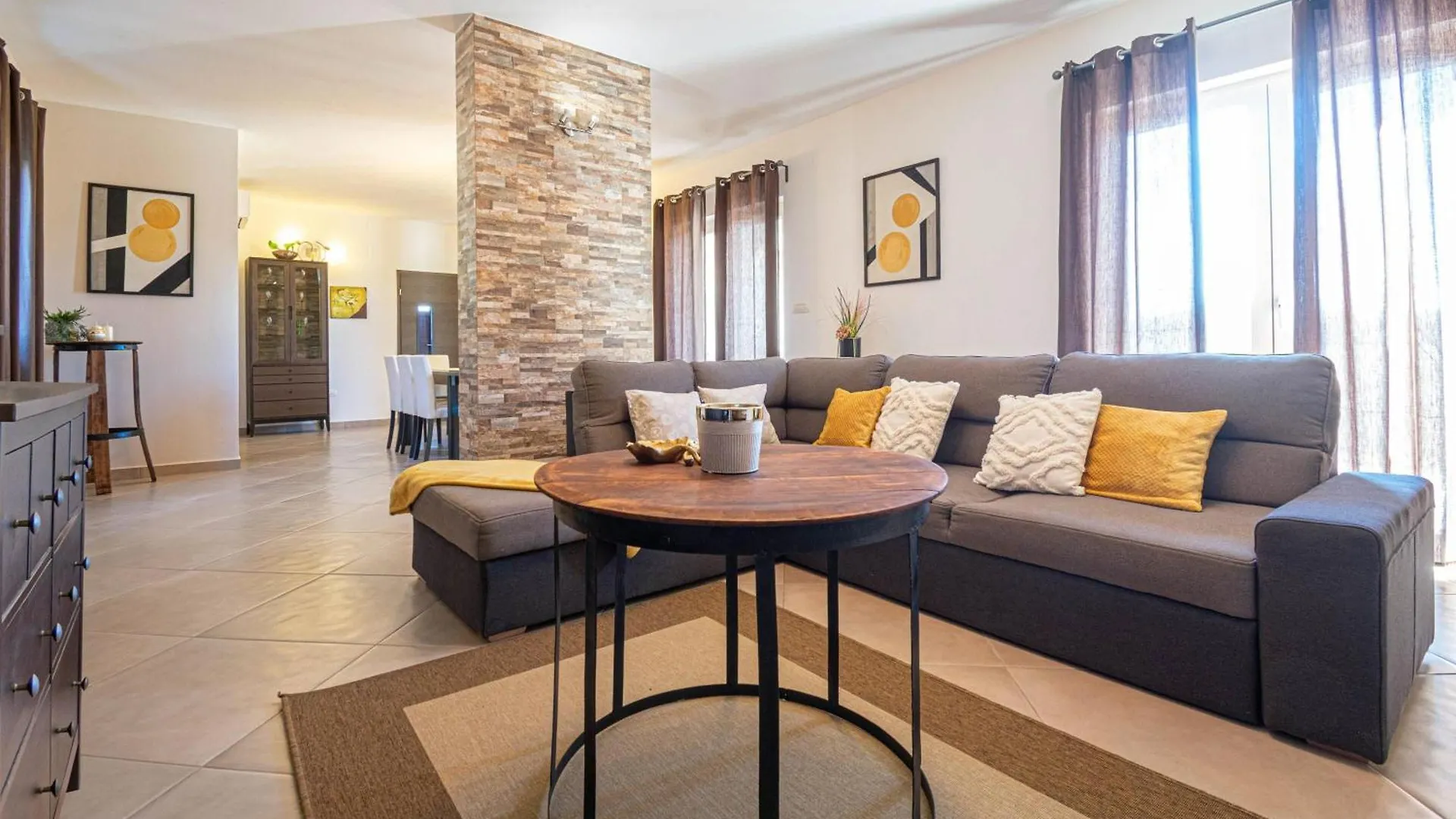 Tatil Evi Hohe Lage, Eingezaeunter Hof, Panoramablick Villa Tinjan