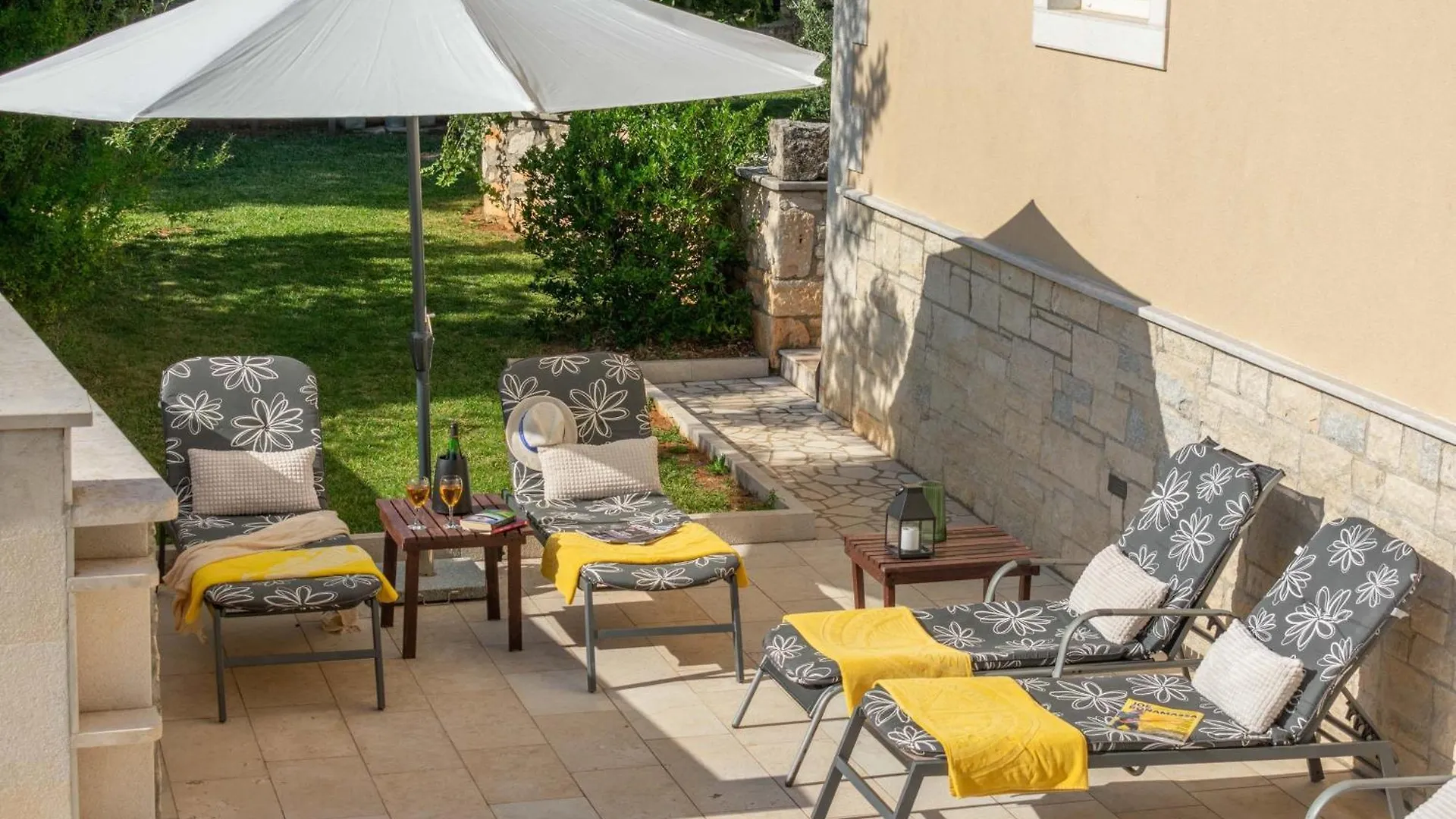 Hohe Lage, Eingezaeunter Hof, Panoramablick Villa Tinjan Tatil Evi