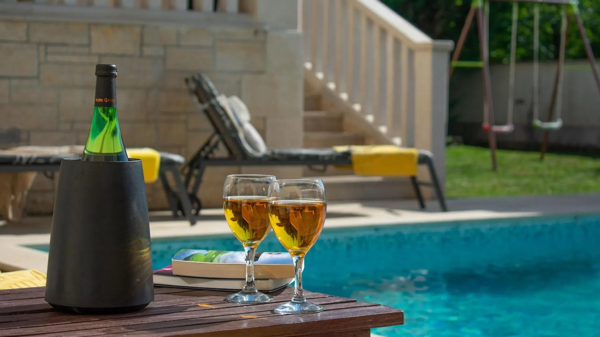 Hohe Lage, Eingezaeunter Hof, Panoramablick Villa Tinjan Tatil Evi