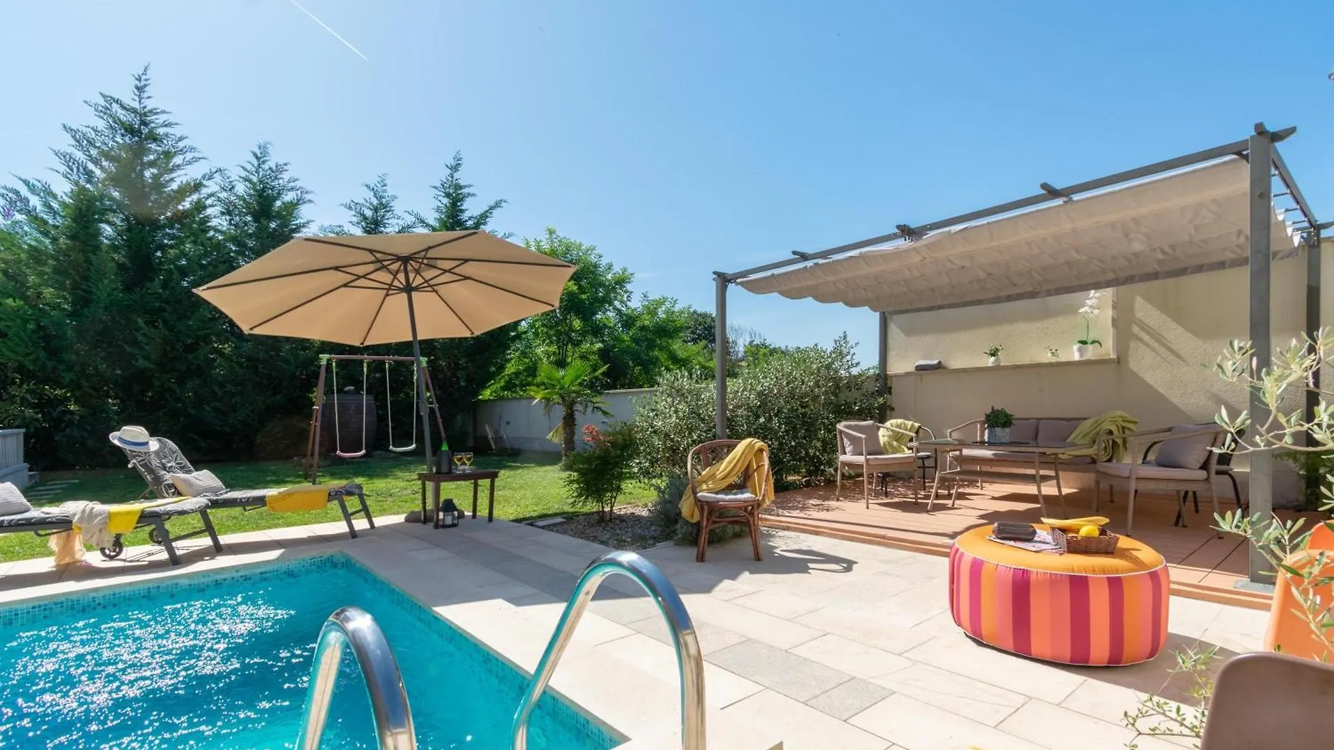 Hohe Lage, Eingezaeunter Hof, Panoramablick Villa Tinjan Tatil Evi