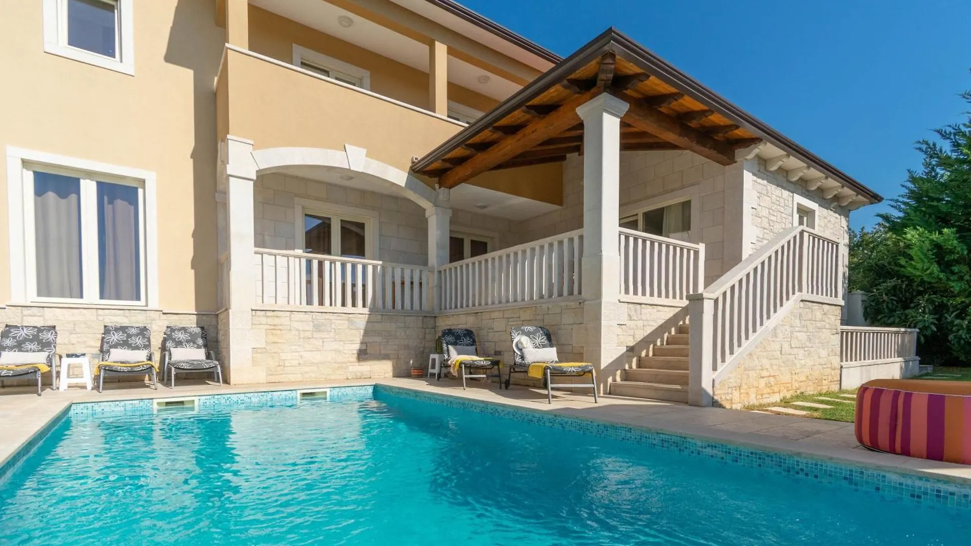 Tatil Evi Hohe Lage, Eingezaeunter Hof, Panoramablick Villa Tinjan Hırvatistan