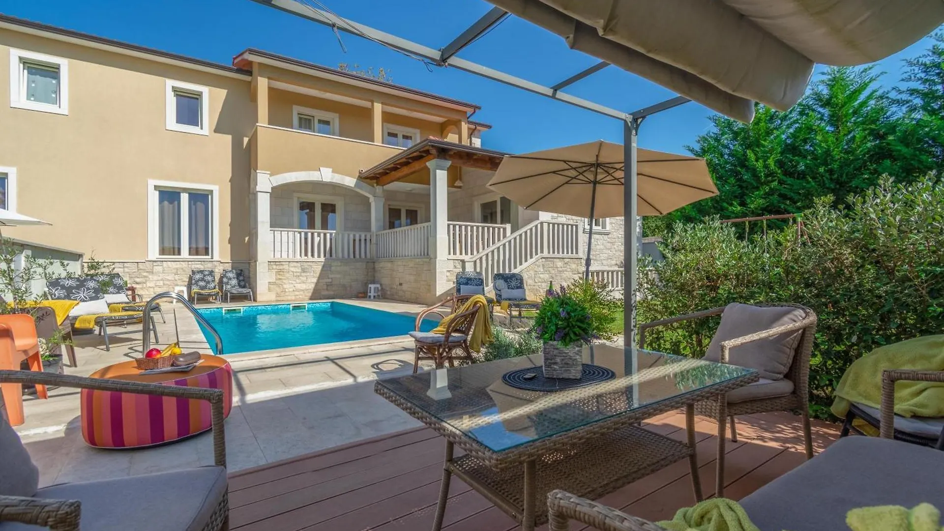 Hohe Lage, Eingezaeunter Hof, Panoramablick Villa Tinjan Tatil Evi